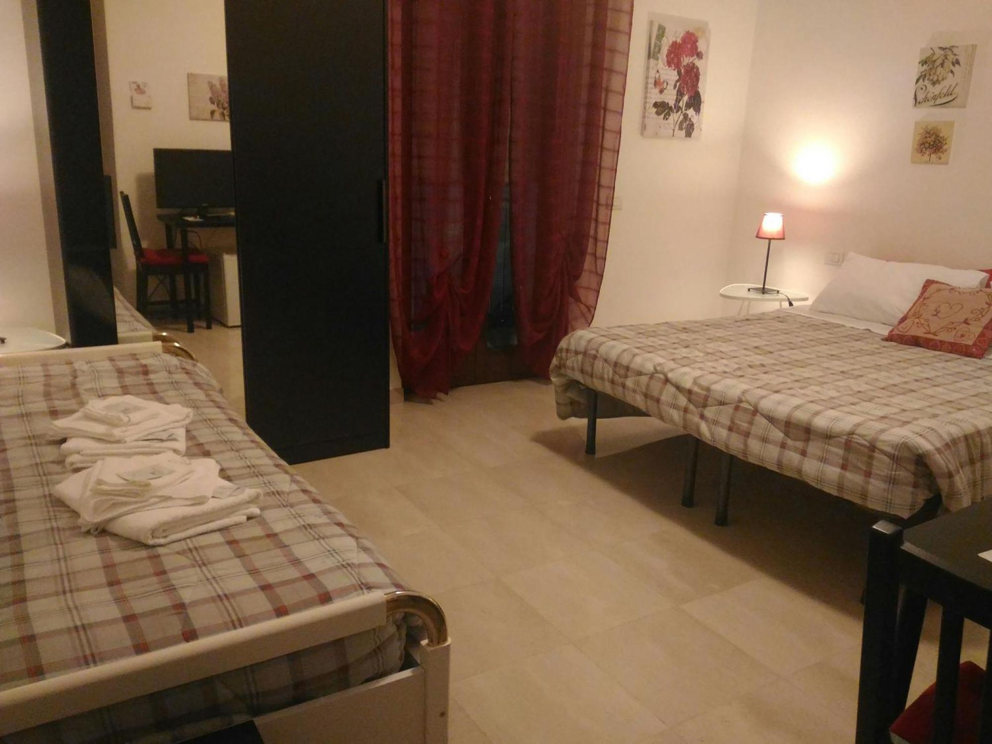 Domus Taranto Unica Sede Hotel ภายนอก รูปภาพ