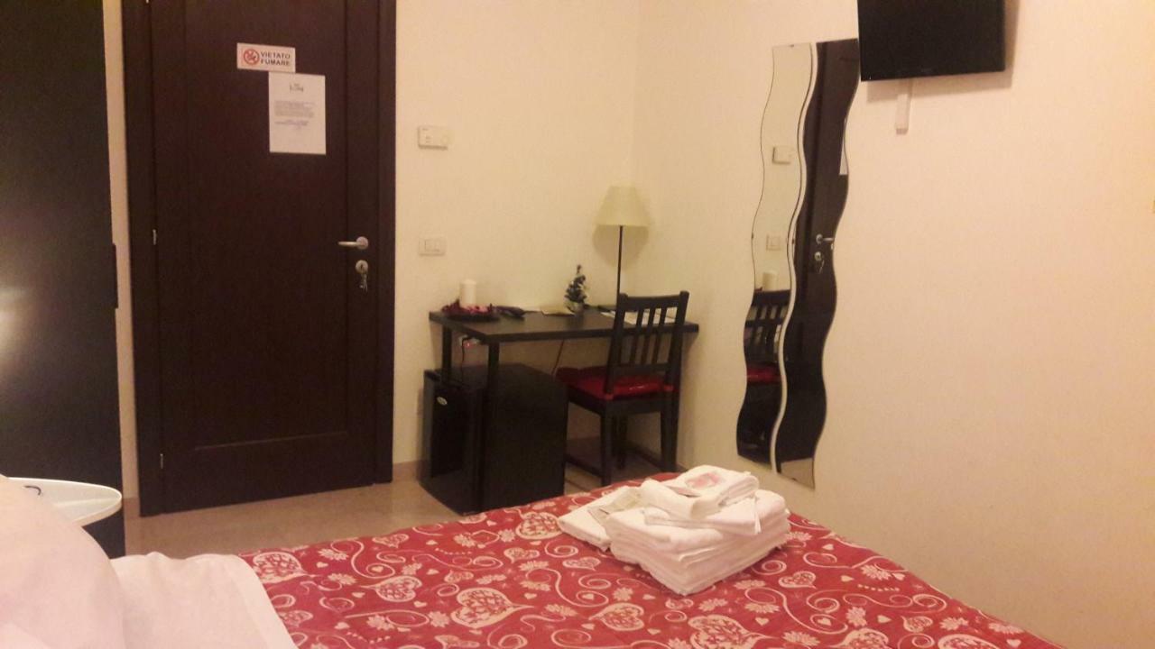Domus Taranto Unica Sede Hotel ภายนอก รูปภาพ